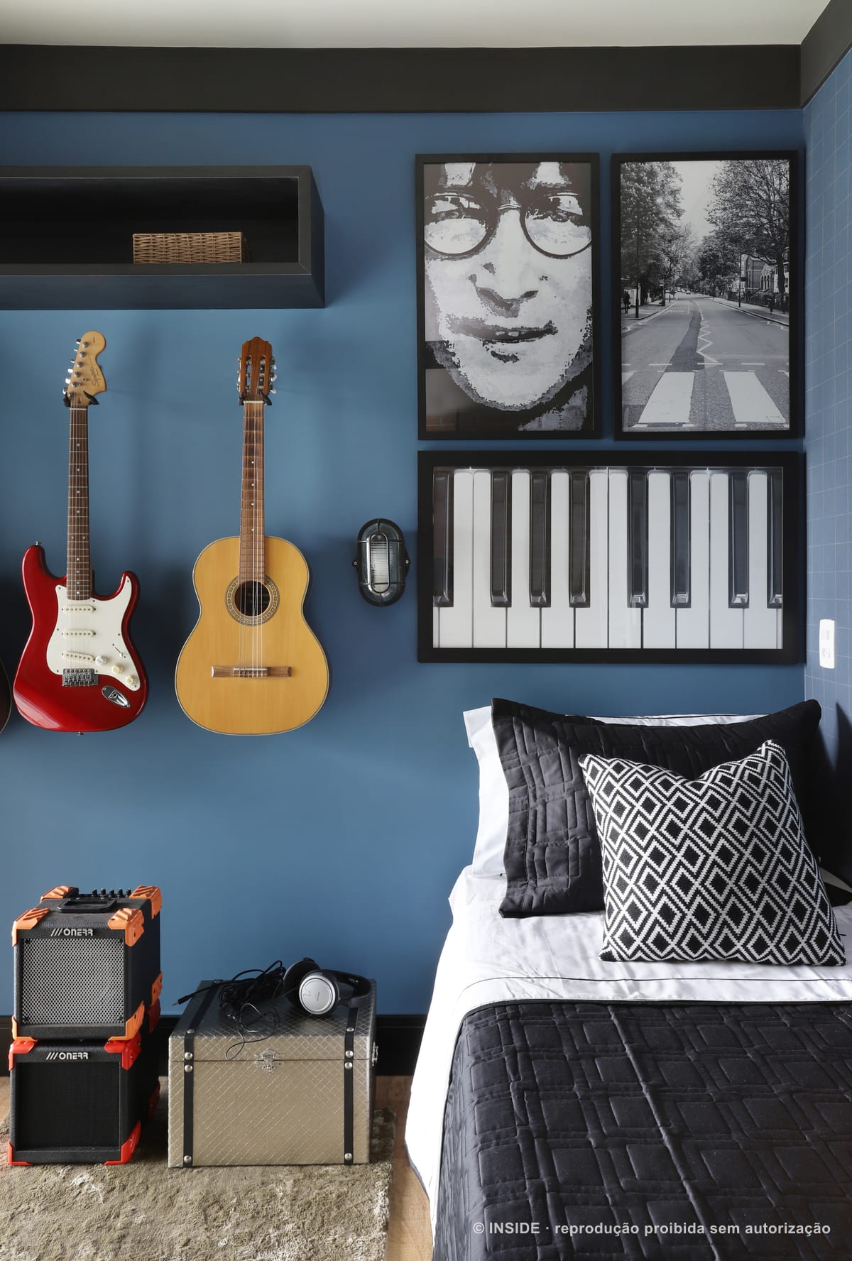 Quarto de menino com parede azul, guitarra e violão pendurados, quadros com teclas de piano e roupa de cama preta e branca, apartamento Brooklin-PE, foto Mariana Orsi, acervo INSIDE