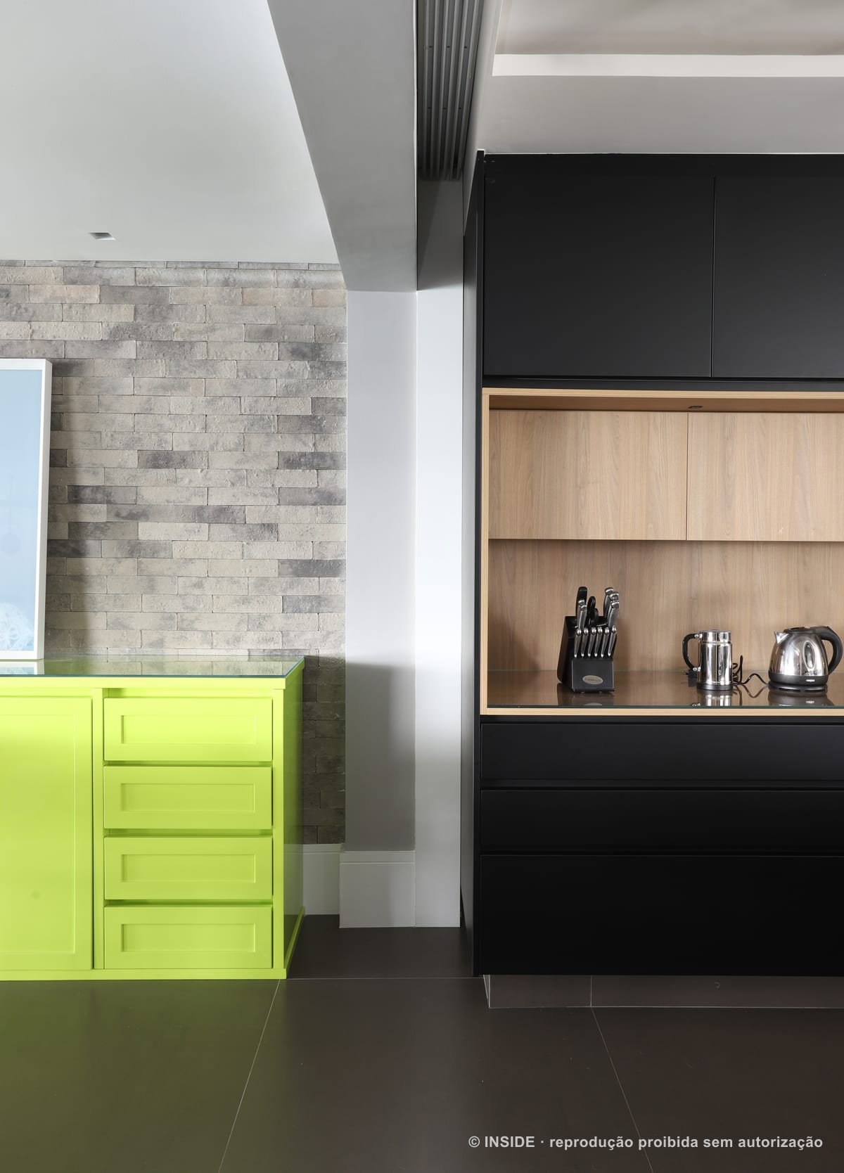 Buffet de laca verde neon junto a parede de pedra empilhada e nicho de madeira com utensílios, apartamento Perdizes-DB, foto Mariana Orsi, acervo INSIDE