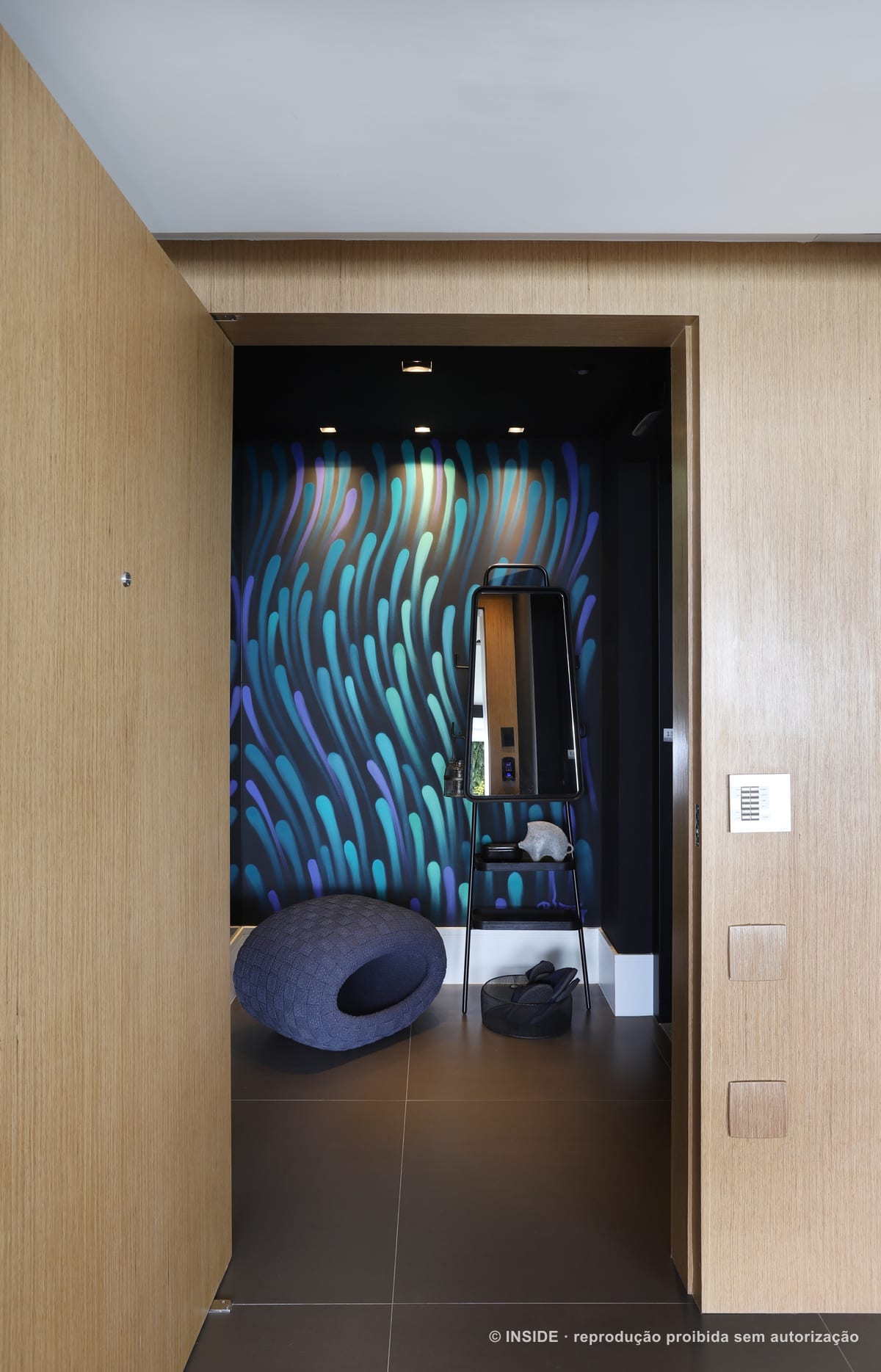 Lavabo com painel de mosaico em tons de azul e verde-água, espelho e porta de madeira clara, apartamento Perdizes-DB, foto Mariana Orsi, acervo INSIDE