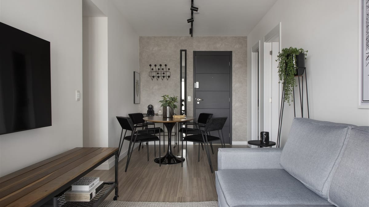 Sala montada sem obra em apartamento no Alto do Ipiranga, com mobiliário solto, tapete e iluminação de piso, acervo INSIDE