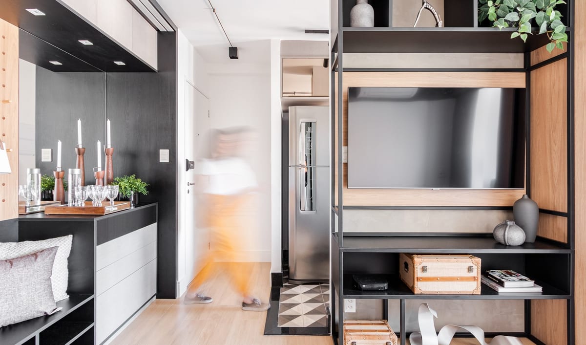 Moradora no estar do apartamento na Vila Mariana projetado pela INSIDE, em um dia comum, acervo INSIDE