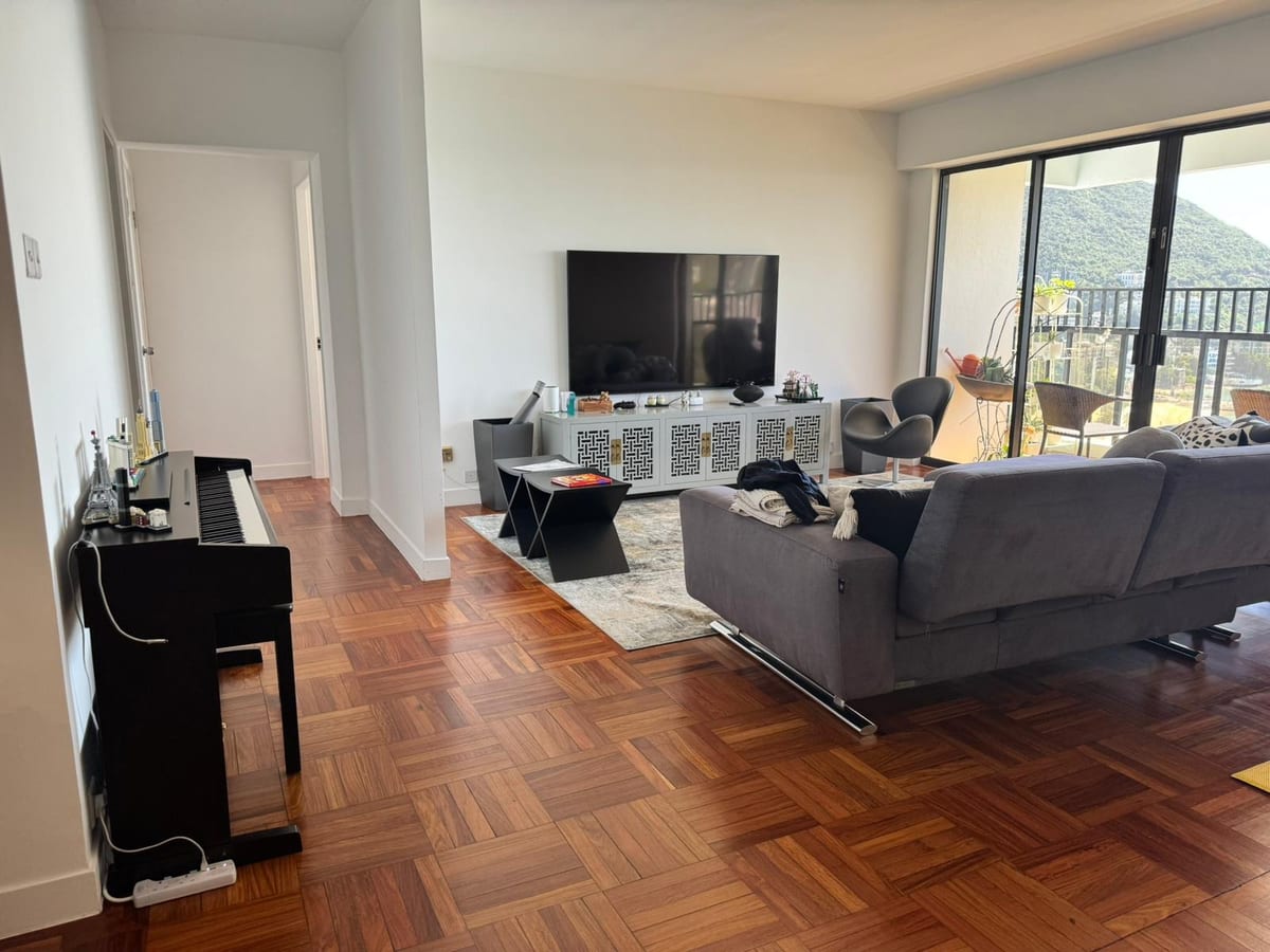 Living room with a view over Hong Kong before the project