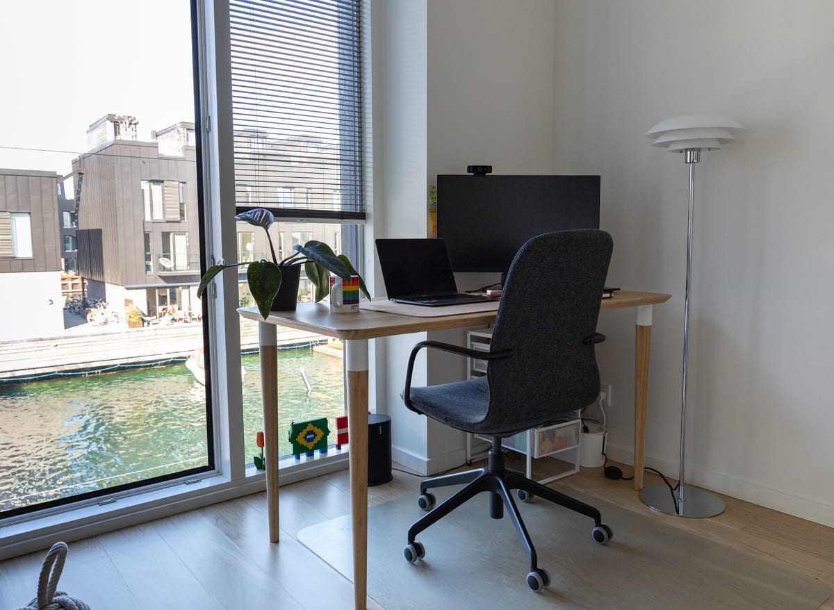 Chris e Michel · O home office e a vista do canal — Brasil e Dinamarca no Lego do peitoril, projeto INSIDE remoto em Copenhague, 2022