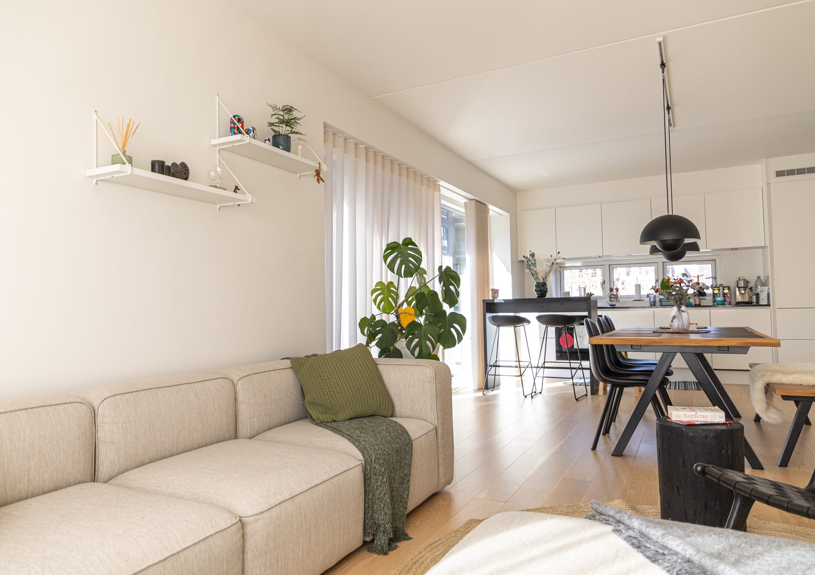 Leitura completa do apartamento: estar, cozinha e jantar, projeto INSIDE em Copenhague, 2022