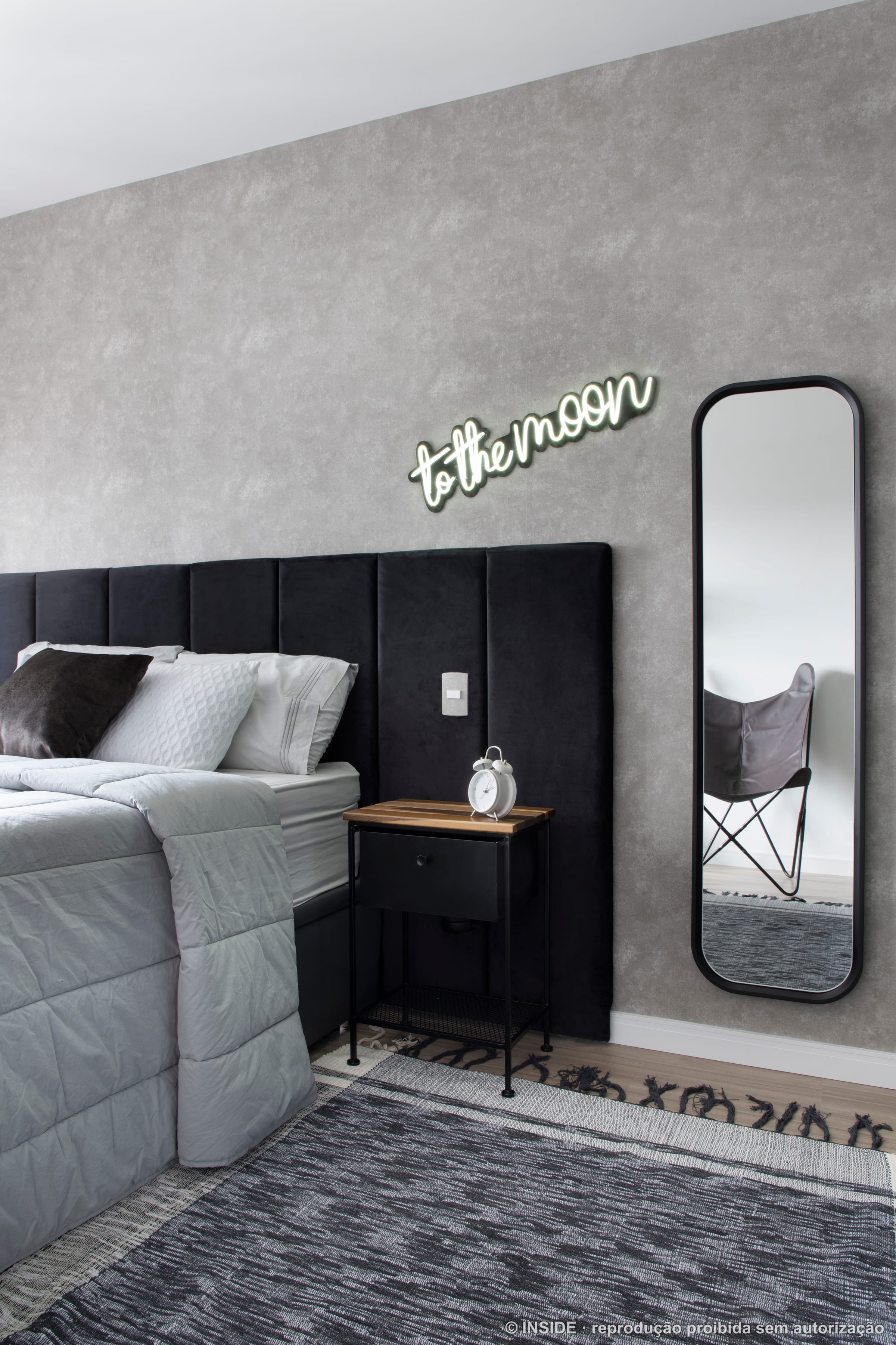 Quarto de casal com cabeceira preta capitonê e neon to the moon, projeto INSIDE
