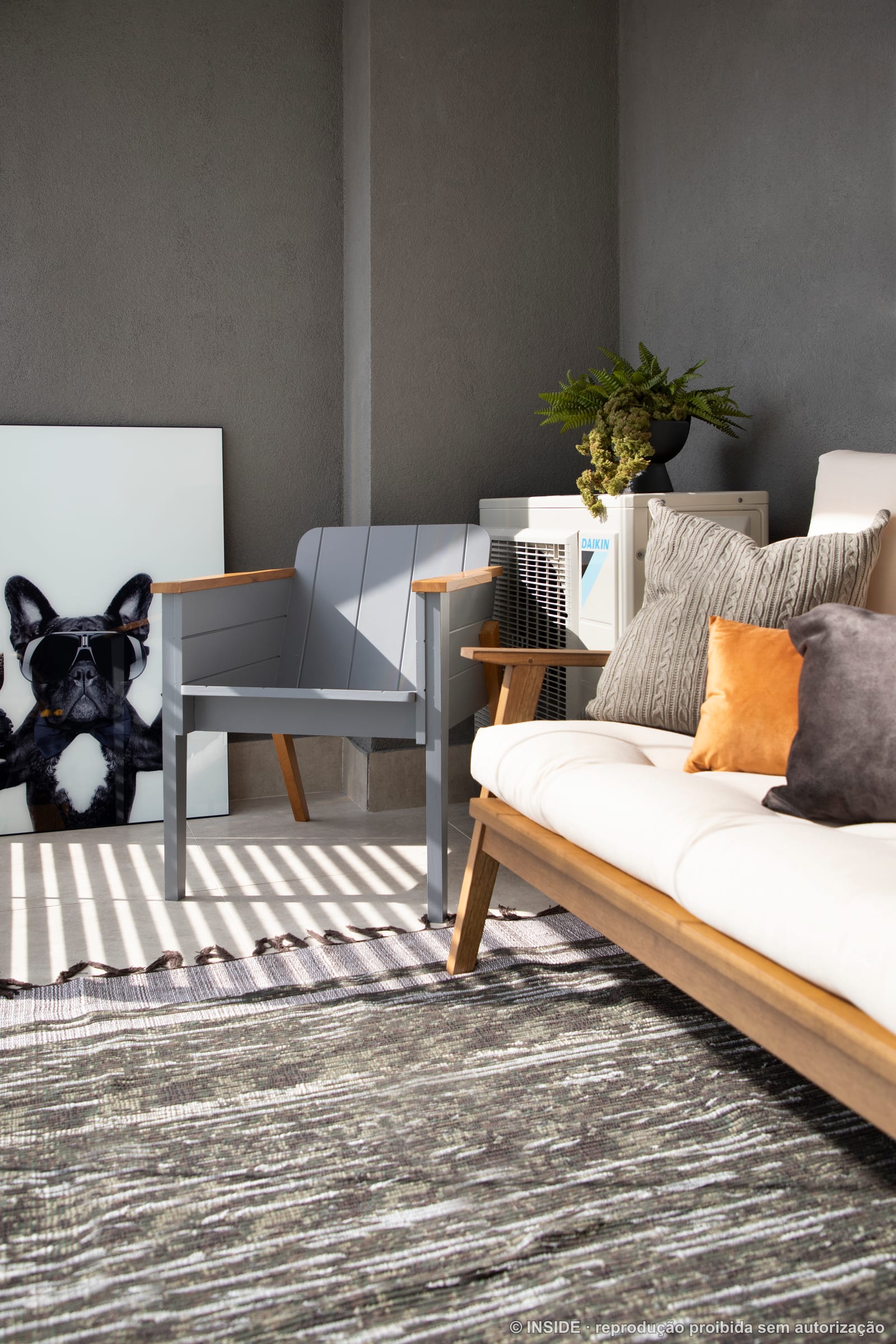 Estar acolhedor com daybed e o bulldog de decoração sobre o tapete, apartamento alugado, projeto INSIDE