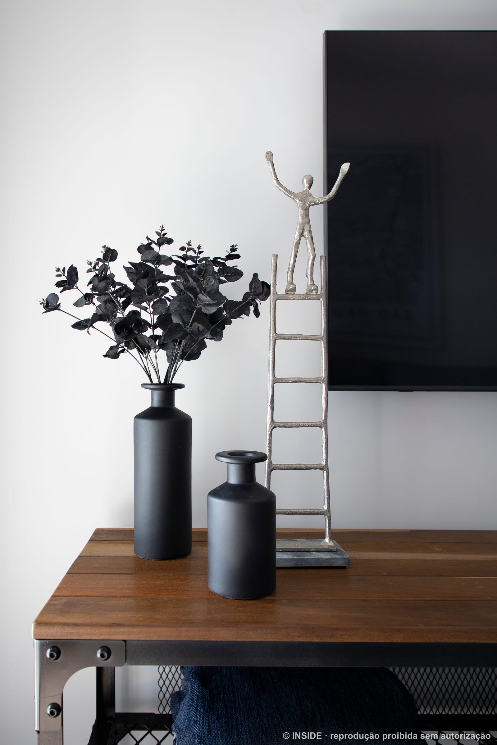 Aparador com vasos escuros, escada decorativa e TV na parede, apartamento alugado, projeto INSIDE