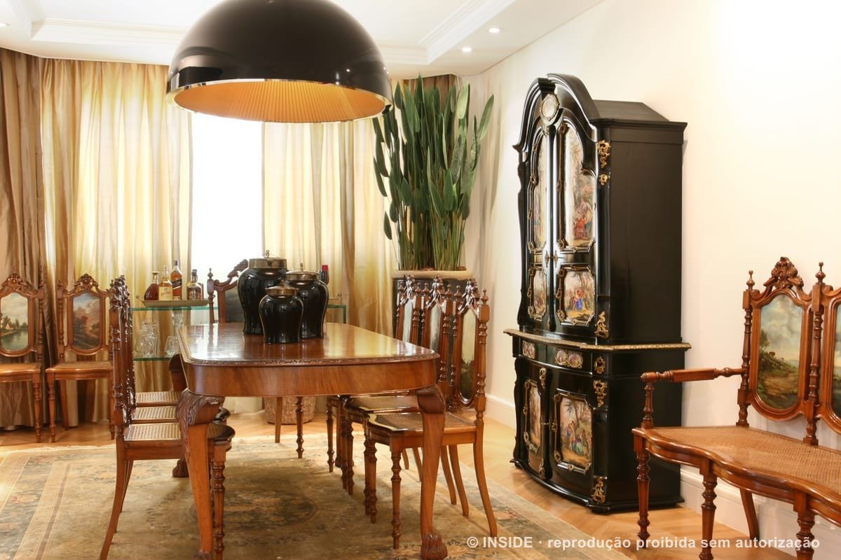 Pacaembu-RA: a sala de jantar com as cadeiras antigas de medalhão sob pendente contemporânea preta, acervo INSIDE