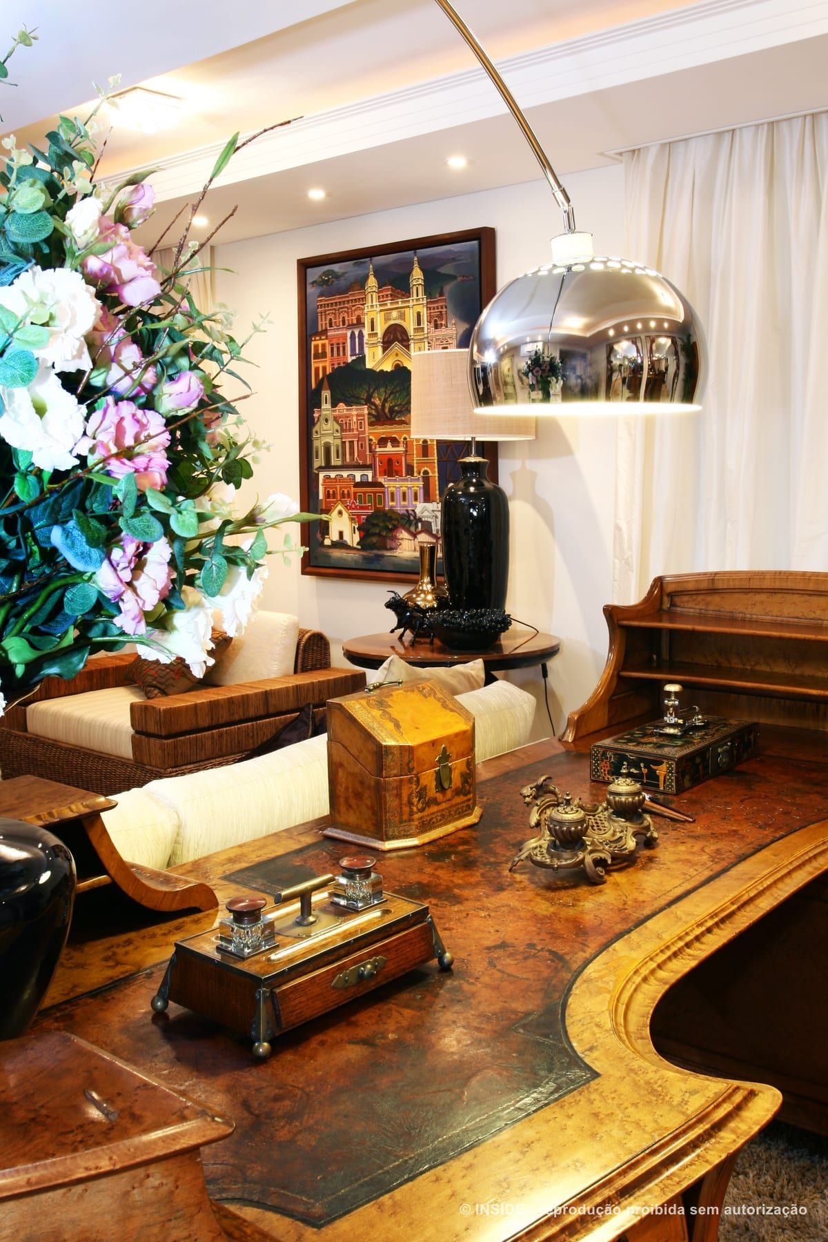 Pacaembu-RA: detalhe do tampo de couro da escrivaninha antiga com tinteiros e o quadro do casario de Florianópolis ao fundo, acervo INSIDE