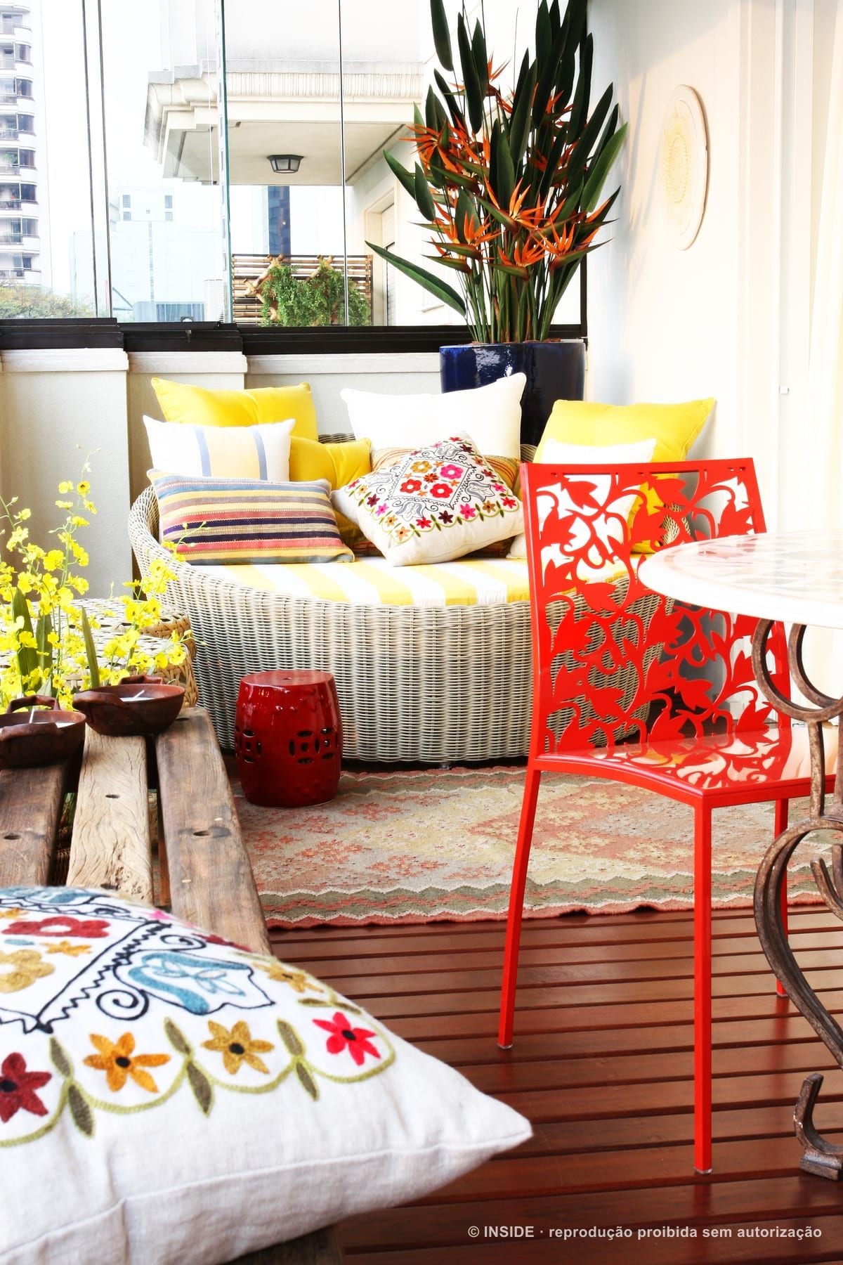 Pacaembu-RA: daybed redondo de fibra com futon listrado amarelo e strelitzias, acervo INSIDE