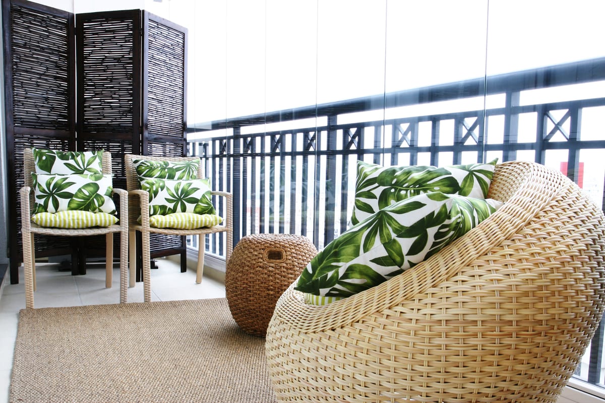 Estar externo: fibra natural, almofadas de folhagem e tapete de sisal - varanda como cômodo de verdade. Paisagismo Villa Eco, projeto INSIDE, apartamento da Rua New York, Brooklin